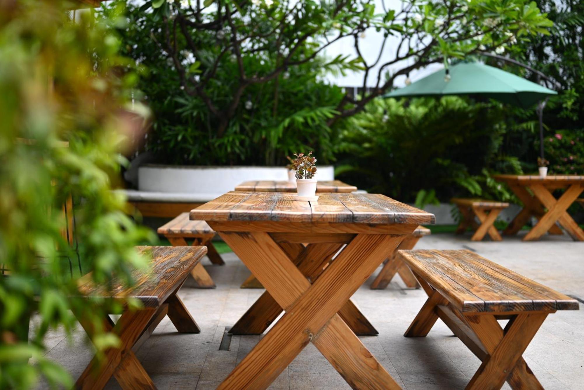 더 파크 콜카타 외부 사진 A picnic table
