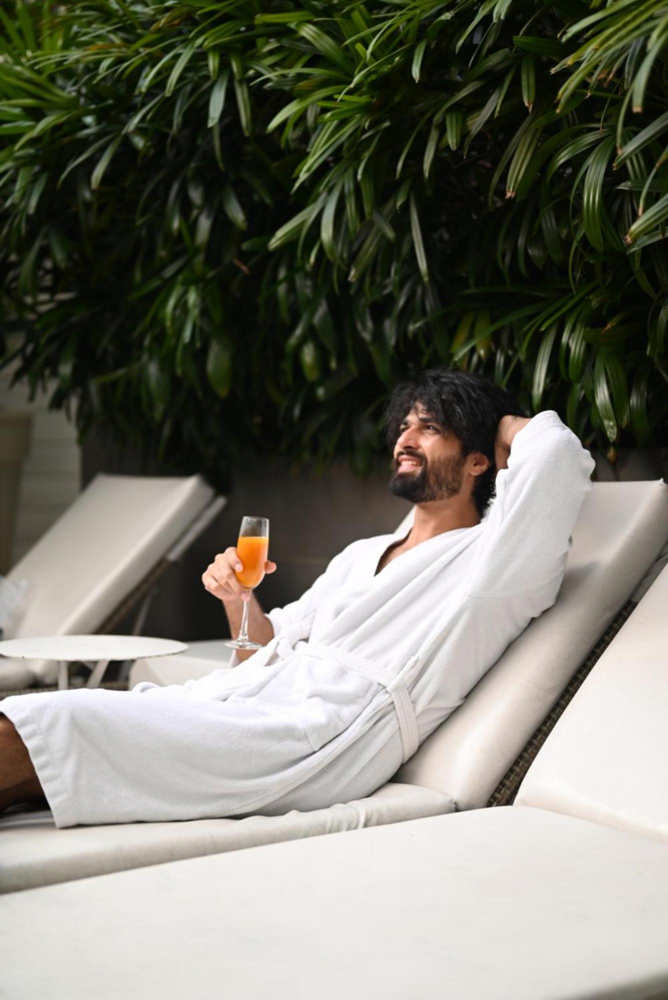 더 파크 콜카타 외부 사진 A man wearing a bathrobe